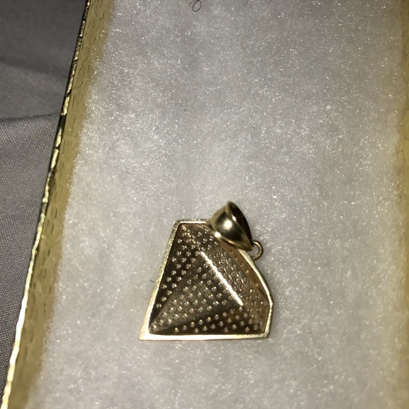 10k gold diamond shaped pendent ( with diamonds) - Picture 2 of 2